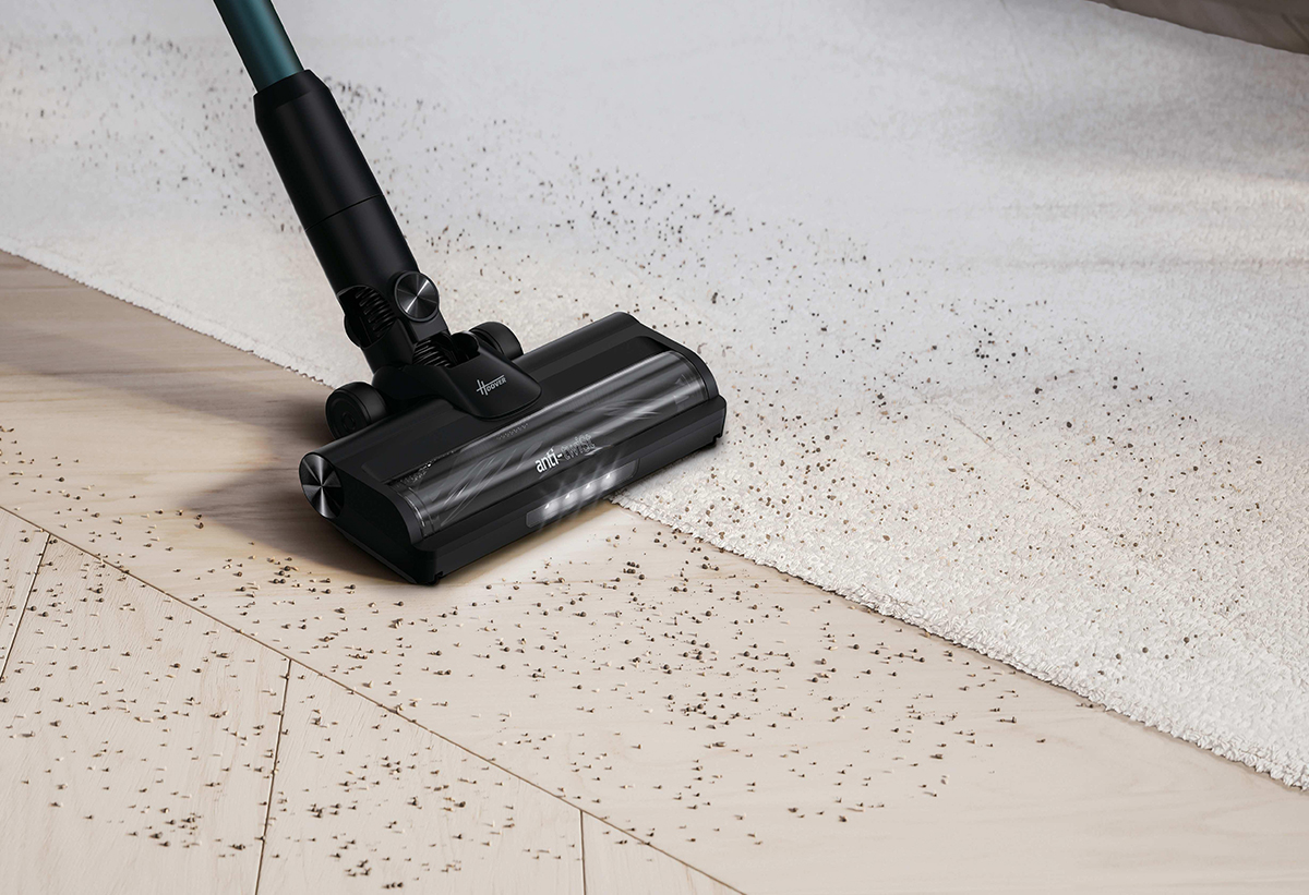 Παρουσιάζεται η σκούπα να καθαρίζει διάφορους τύπους δαπέδων.